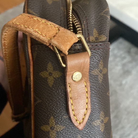Loui Vuitton crossbody purse - Picture 10 of 11